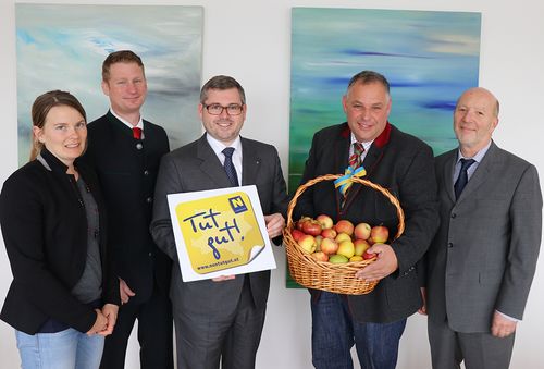 Anlässlich des „Tag des Apfels“ am 10. November übergaben Vertreter/innen der Landwirtschaftskammer NÖ und des Landesobstbauverbandes NÖ einen gesunden Apfelkorb an Landesrat Ludwig Schleritzko.