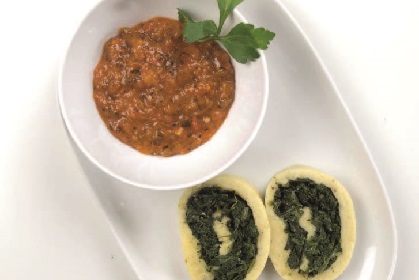 Spinat-Roulade mit Paradeis-Sauce Spinat-Roulade mit Paradeis-Sauce