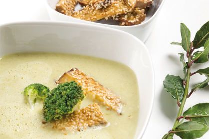 Brokkoli-Creme-Suppe mit Sesam-Hühnerbruststreifen Brokkoli-Creme-Suppe mit Sesam-Hühnerbruststreifen