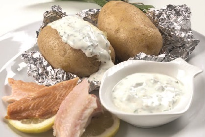 Folien-Erdäpfel mit Kräuter-Fisch-Sauce Folien-Erdäpfel mit Kräuter-Fisch-Sauce