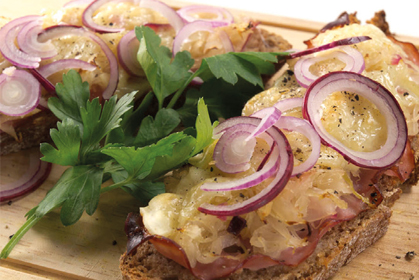 Überbackene Brote mit Sauerkraut Überbackene Brote mit Sauerkraut